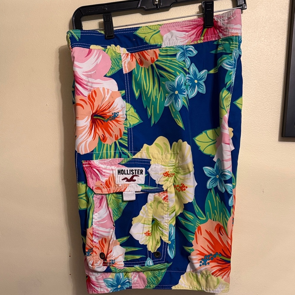 Hollister Men's Tropical Floral Cargo Shorts
